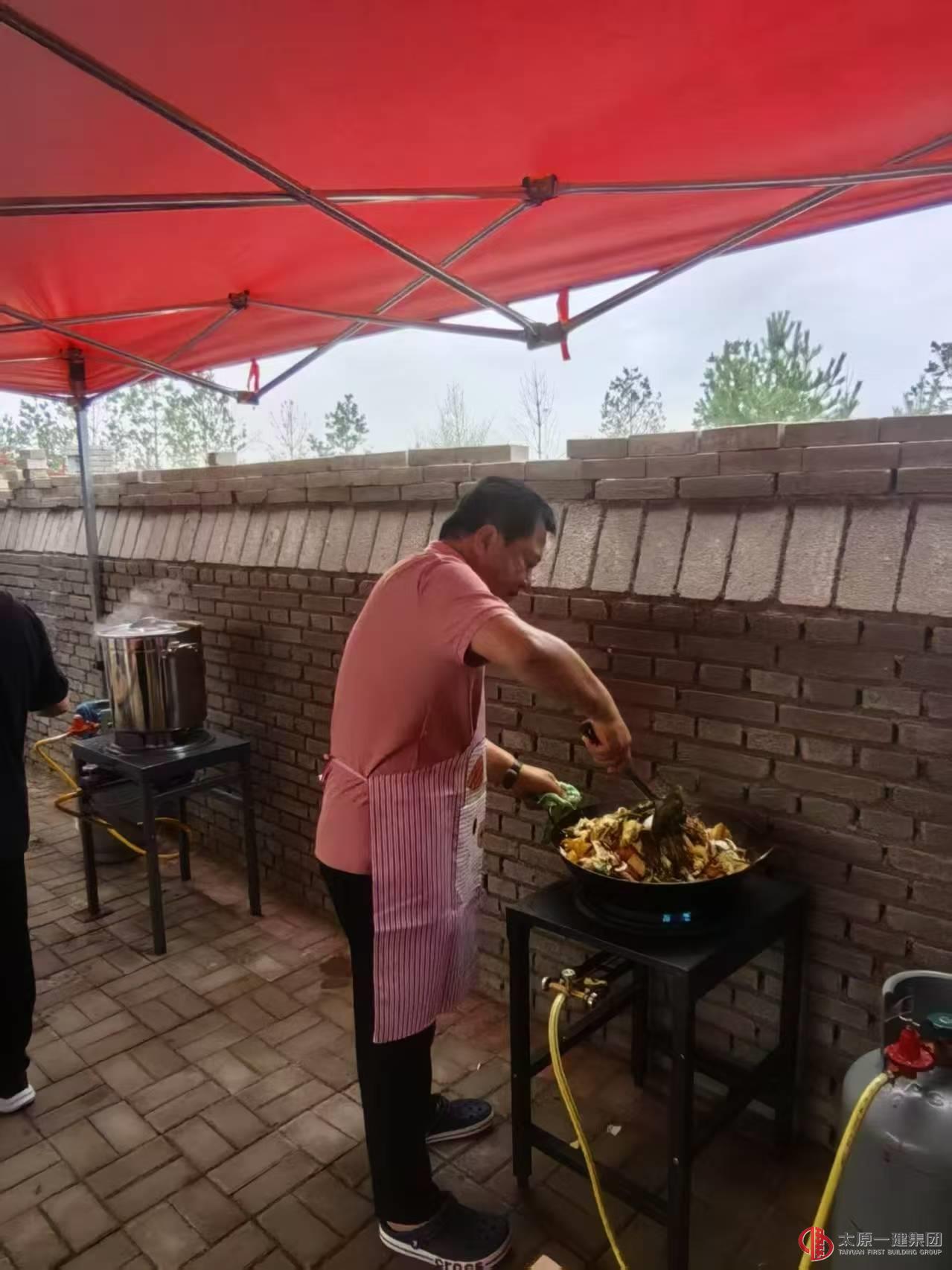 集團公司黨委書記、董事長王貴聰一行蒞臨陽高縣獅子屯鄉排水管網雨污分流項目開展調研慰問工作